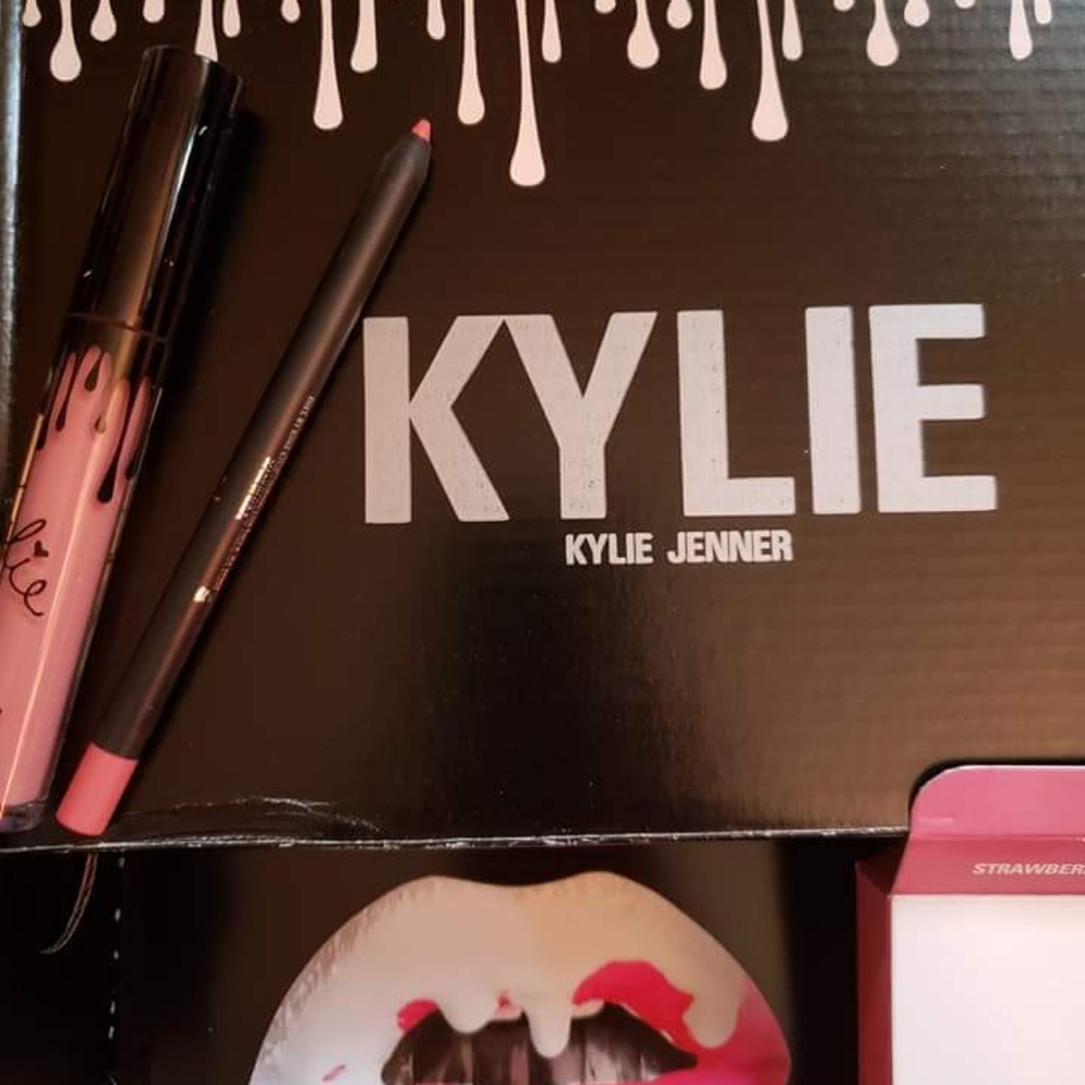NEW Kylie lip kit strawberry cream